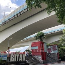 このすぐ後ろは駅