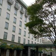 向かって右に駐車場があります