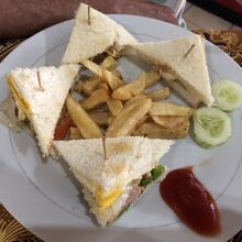 やっぱり自分の国のご飯食べたくなるよね？普通のサンドイッチだ