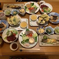 夕食は盛りだくさんで鹿肉の刺身は絶品