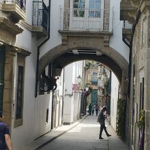 中世を感じさせるアーチ型のトンネル