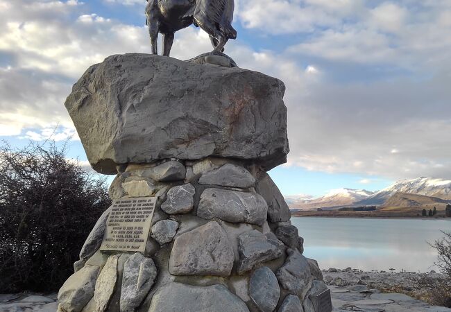 バウンダリー犬の像