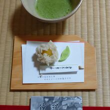 沙羅の花をイメージしたお菓子と抹茶、パンフレット