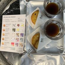 メニューと試食したクッキーとお茶