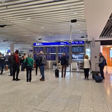 空港内は迷うほどではないが、とにかく広く、移動に時間がかかる