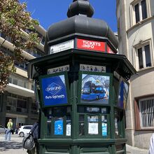 アリアードス通りの角にチケットインフォあり