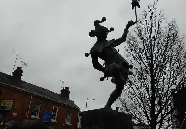 道化師像の広場