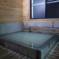 白濁の酸性硫黄泉