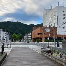 広い道路に面していて、外観が美しいです