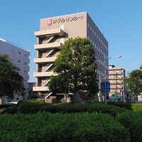 駅前にある6階建てのホテル