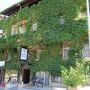 蔦が絡まるリーズナブルなホテル