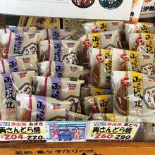 《葛飾 伊勢屋 亀有本店》店頭の名物両さんどら焼き