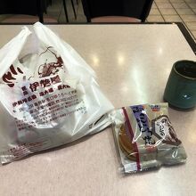 《葛飾 伊勢屋 亀有本店》店内テーブルにて…寅さんどら焼き