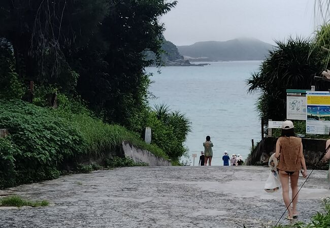 ケラマブルーが感じられるビーチみたいですが、梅雨明け前でケラマグレーでした