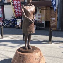 「見送るさくら像」は、平成29年(2017年)建立されました