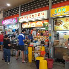 昼時には行列ができる店も