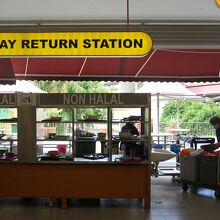 中庭があって明るいホーカーセンター