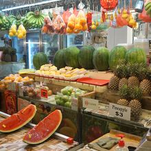 1階生鮮市場：野菜・果物コーナー