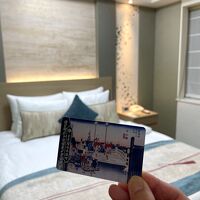 宿泊は窓がなく吹き抜けに面した、アトリウムサイドクイーンのお