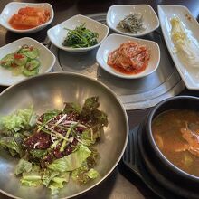 ユッケビビンバはチゲも付いています