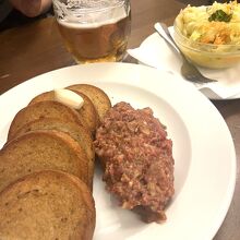 バゲットに、にんにく塗りこんで食べます