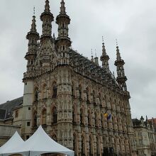 昼間はじっくり彫刻の見学