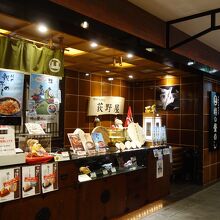 大きなお店です。国道沿い。昔は「駅弁」で，横川駅で急いで買ったものだった。