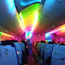 機内はレインボーカラー