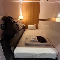 ロールカーテン式で個室感強め。中も広々。