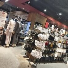 くつも服もあります