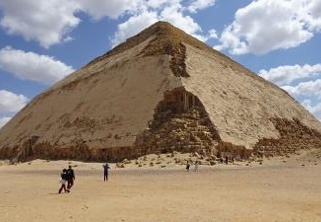 傾斜角度が途中で変わっているピラミッド