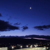 部屋から朝焼け、朝３時過ぎで明るい