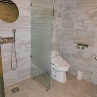 シャワーブースとトイレが隣り合わせ