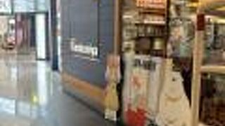 英語、タイ語、日本語の本がいっぱい