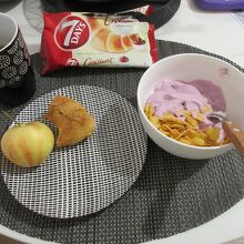 コンズムで購入したパンやヨーグルト。