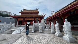 日本で唯一の本格的中国様式の霊廟・孔子廟を訪れました。