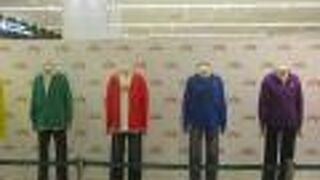 おそ松さんの衣装が並んでいました