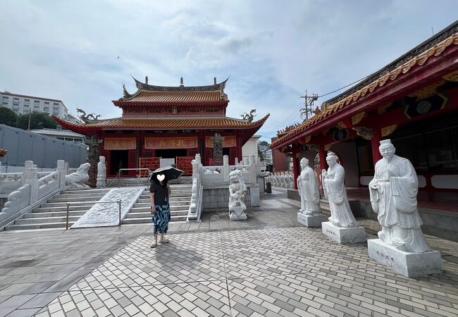 日本で唯一の本格的中国様式の霊廟・孔子廟を訪れました。