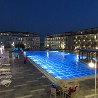 ライトアップされた温泉プール