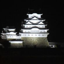 駅前の大手前通りの突き当りに姫路城が見えます