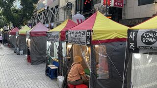 食べ歩きやショップの通りが明洞みたいでした