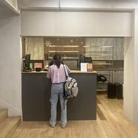 雑居ビル地下が受付カウンター