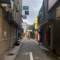 横の路地には、