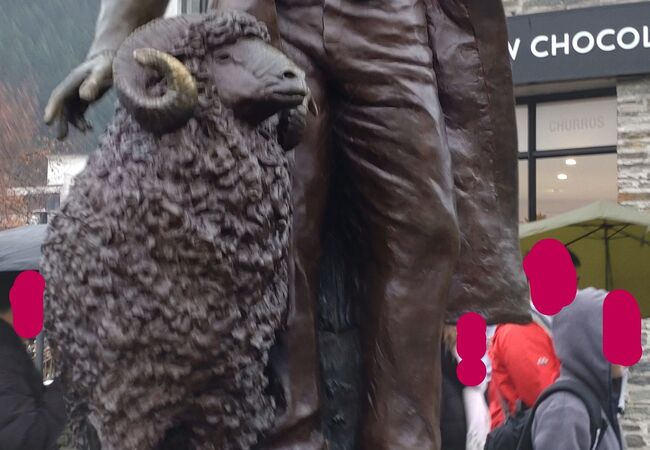 ウィリアム リースの像