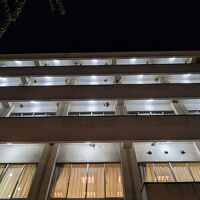 黒く点々としているのがツバメの巣です