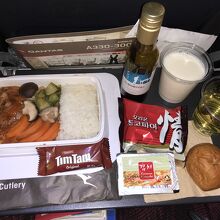 おかわりで頂いたキムチチキン、ティムタムも一緒