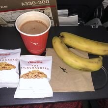 おやつ“その１” おかきにフルーツ今回はバナナ