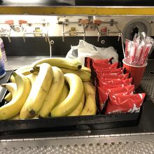 ギャレーにおやつが置いてあります、夕食のデザートチョコパイも