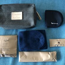 後日撮影 : 搭乗記念に頂いたポーチとその中身