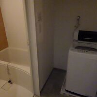 浴室には洗い場があり，洗面所には洗濯機もあります。